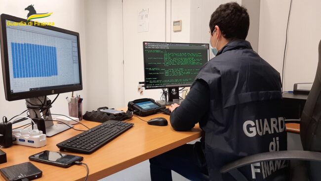 Centinaia di clandestini in Italia con documenti contraffati, arrestato uno dei trafficanti