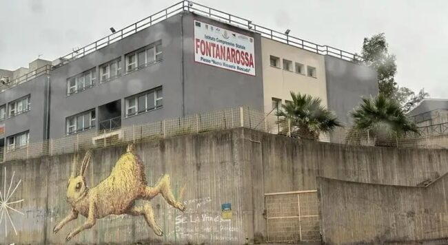 Rapina nel cortile vicino una scuola a Catania, aggrediti 4 giovani da un gruppo di persone armate e incappucciate