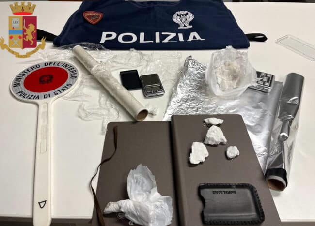 Tenta di nascondersi in un’area privata per disfarsi dello stupefacente: bloccato un 34enne
