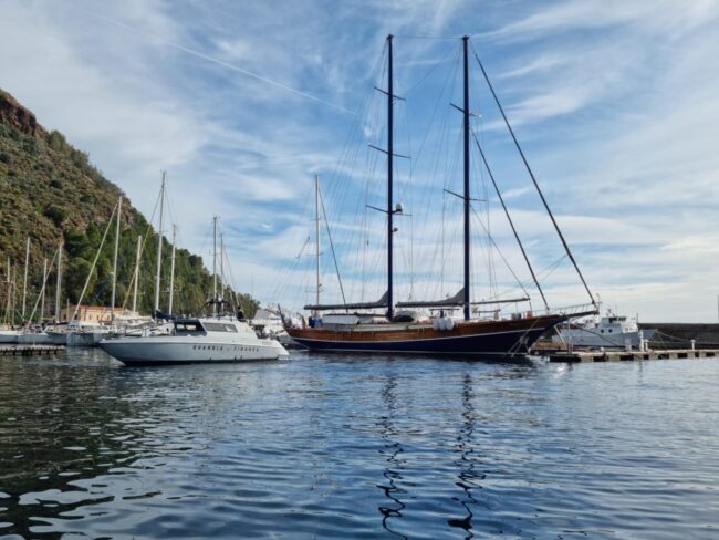 Sequestro di imbarcazione di lusso ormeggiato a Lipari