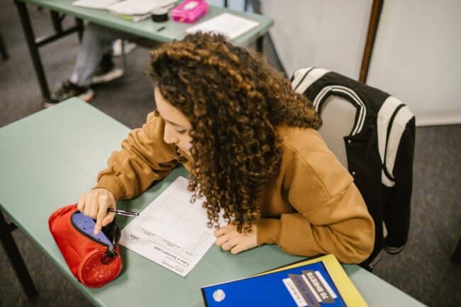 Nuovo stop ai cellulari in classe. Arriva la circolare del ministro Valditara