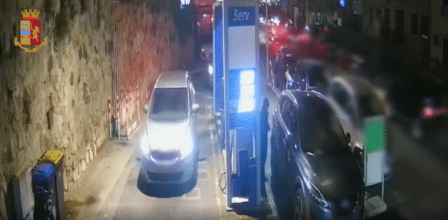 Rapina in un distributore di carburanti, il VIDEO e l’arresto di un 44enne