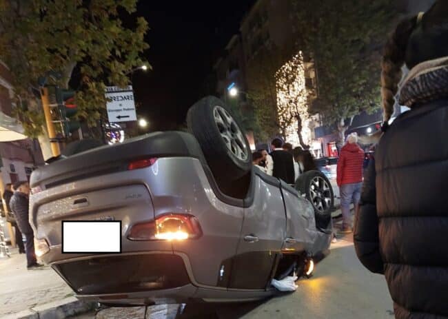 Sfiorata la tragedia nel Trapanese, una Bmw si ribalta in uno scontro
