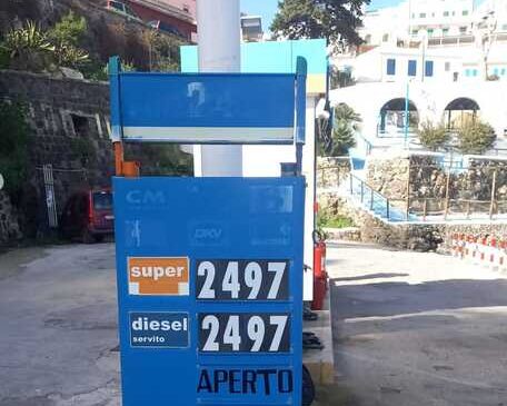 Prezzo del carburante record in Sicilia, a Ustica arriva quasi a 2,50 euro al litro