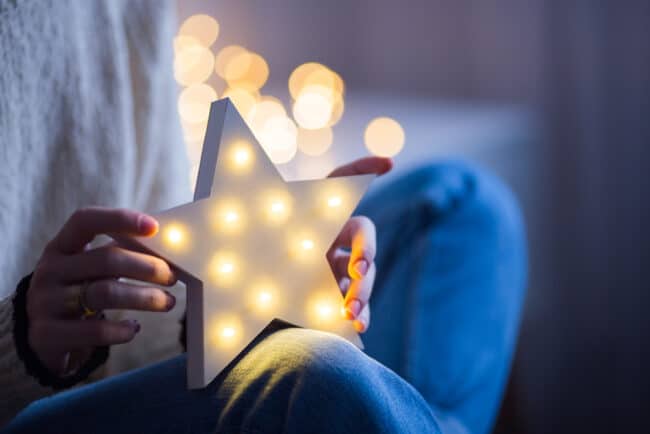 Follie con i saldi: perché sempre più gente compra le luci di Natale a gennaio