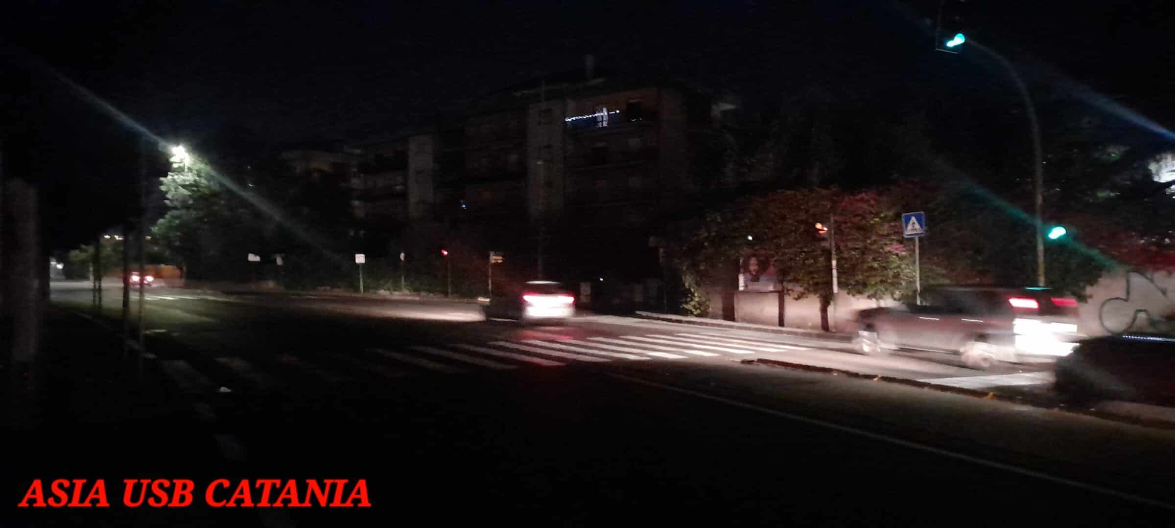 Catania, incrocio tra via Passo Gravina e via Zacco totalmente al buio – LE FOTO