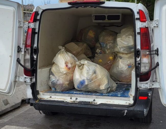 Beccato uno “sporcaccione” a scaricare 21 sacchi di rifiuti speciali in mezzo alla strada