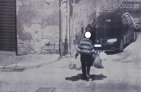 “Sporcaccioni” beccati dalle telecamere nascoste mentre abbandonano rifiuti per strada: scattano le multe