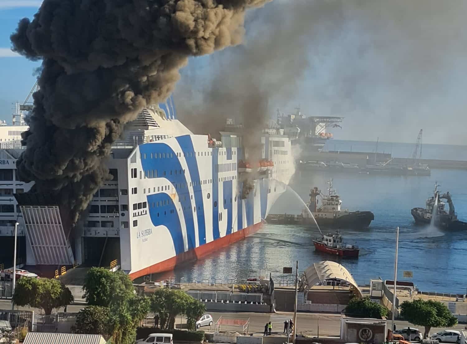 “Cappa tossica in città”, ancora fumo post incendio sul traghetto Napoli-Palermo: FOTO, VIDEO e TESTIMONIANZE