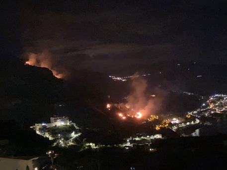 Incendio tra Taormina e Castelmola, non si esclude la pista dolosa: a rischio case rurali