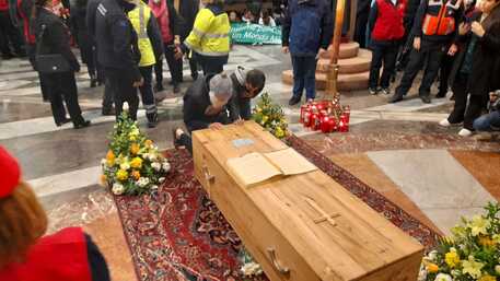 Ultimo saluto a Biagio Conte: funerali solenni in Cattedrale, salma in un bara di legno povero