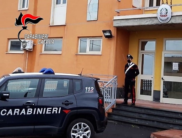 Adrano, incidente nella notte: ubriaco ostacola l’operato dei soccorritori e dei carabinieri