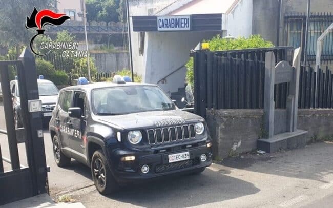Accecato dalla gelosia aggredisce la sua “ex” dentro casa: arrestato 28enne nel Catanese