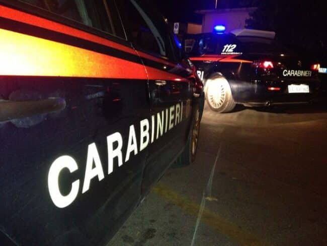 Lite in casa, marito tenta di accoltellare la moglie davanti ai carabinieri