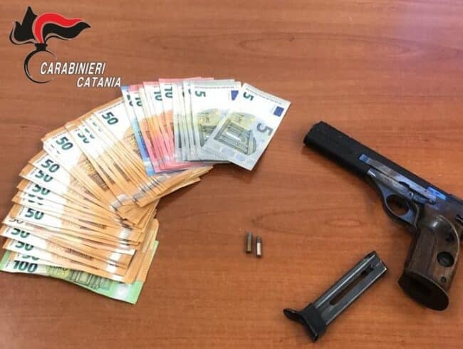 Pistola pronta a sparare nascosta dentro scatola di scarpe sequestrata in casa di un 23enne di Picanello