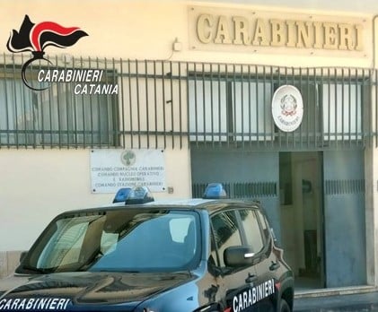 Arrestato un 20enne nel Catanese, minaccia i carabinieri e tenta la fuga