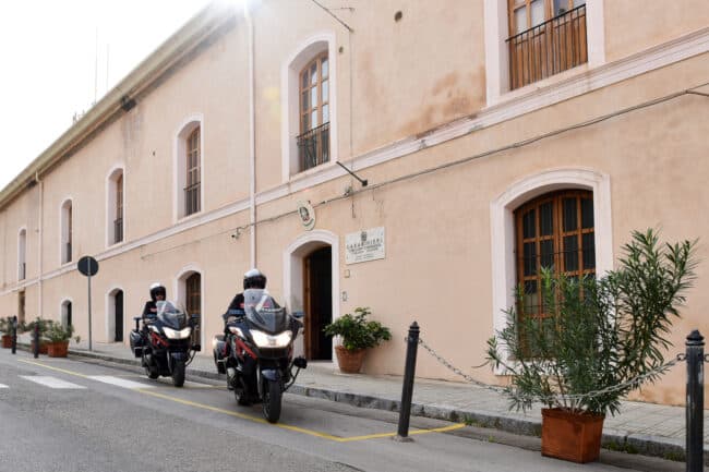 Sorpresi ad asportare gasolio da un articolato, arrestati due uomini