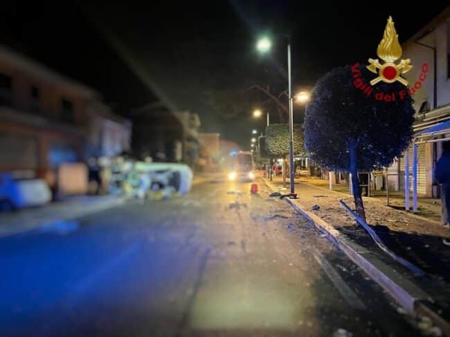 Incidente gravissimo nella notte, morti cinque ragazzi: in condizioni critiche anche una sesta persona