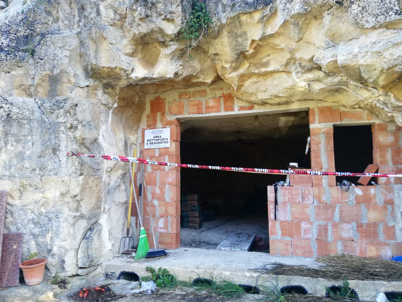 Sequestrato un cantiere in una grotta naturale rupestre, scatta una denuncia – FOTO