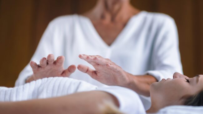 Si spacciava per guaritore ma truffava e violentava le sue vittime: condannato a 12 anni