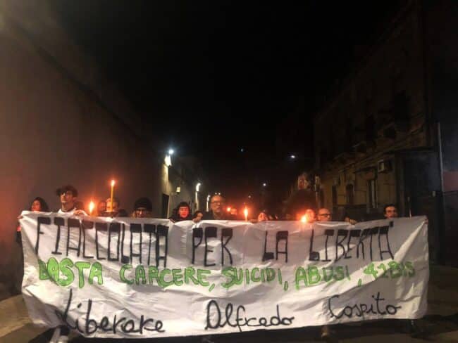 Manifestazione per i diritti dei detenuti a Catania: fiaccolata davanti al carcere Piazza Lanza – VIDEO