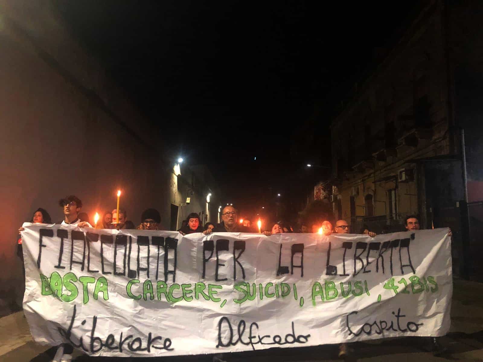Manifestazione per i diritti dei detenuti a Catania: fiaccolata davanti al carcere Piazza Lanza – VIDEO