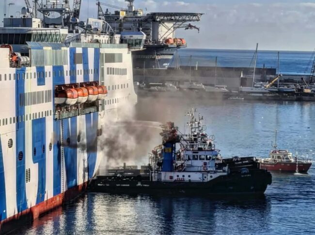 Ancora critica la situazione sul traghetto divorato dalle fiamme al porto di Palermo