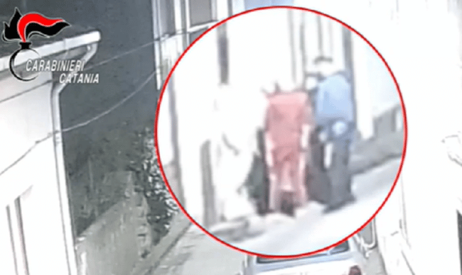 Armi pronte a sparare e droga di tutti i tipi, arrestati 2 fratelli nel Catanese – VIDEO