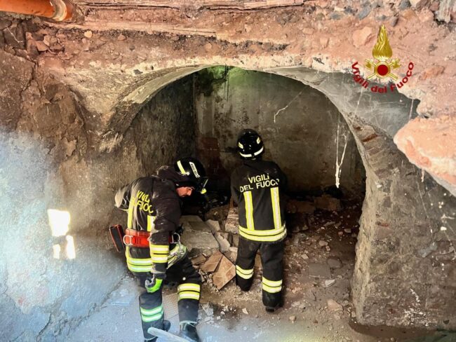 Catania, crolla un solaio in via Merlo: ferita una donna, locali inagibili – FOTO e VIDEO