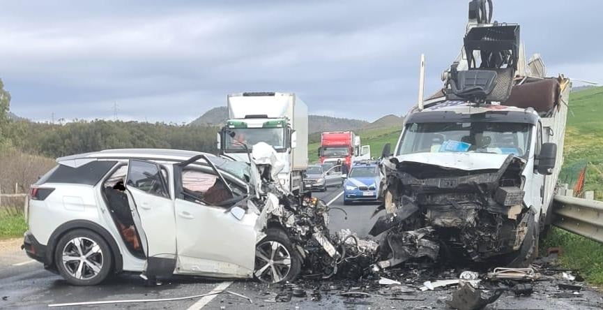 Violento scontro auto-camion sulla Gela-Catania: mezzi distrutti, 4 feriti, elisoccorso sul posto – FOTO e VIDEO