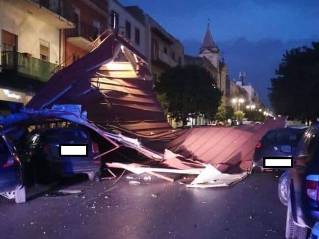Si sfiora la tragedia in corso Umberto, tettoia si stacca da edificio e si schianta su due auto: 2 feriti