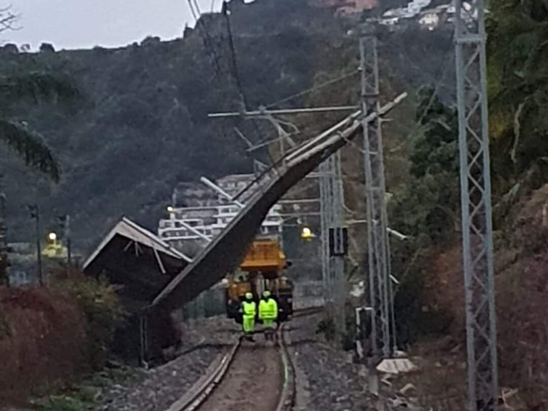 Tettoia di un hotel si stacca per il forte vento e vola sui binari: treni bloccati e cancellati