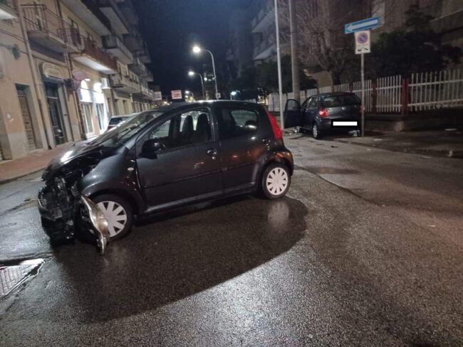 Incidente stradale in via Gabriele D’Annunzio, scontro tra due auto e una sbalza contro palo
