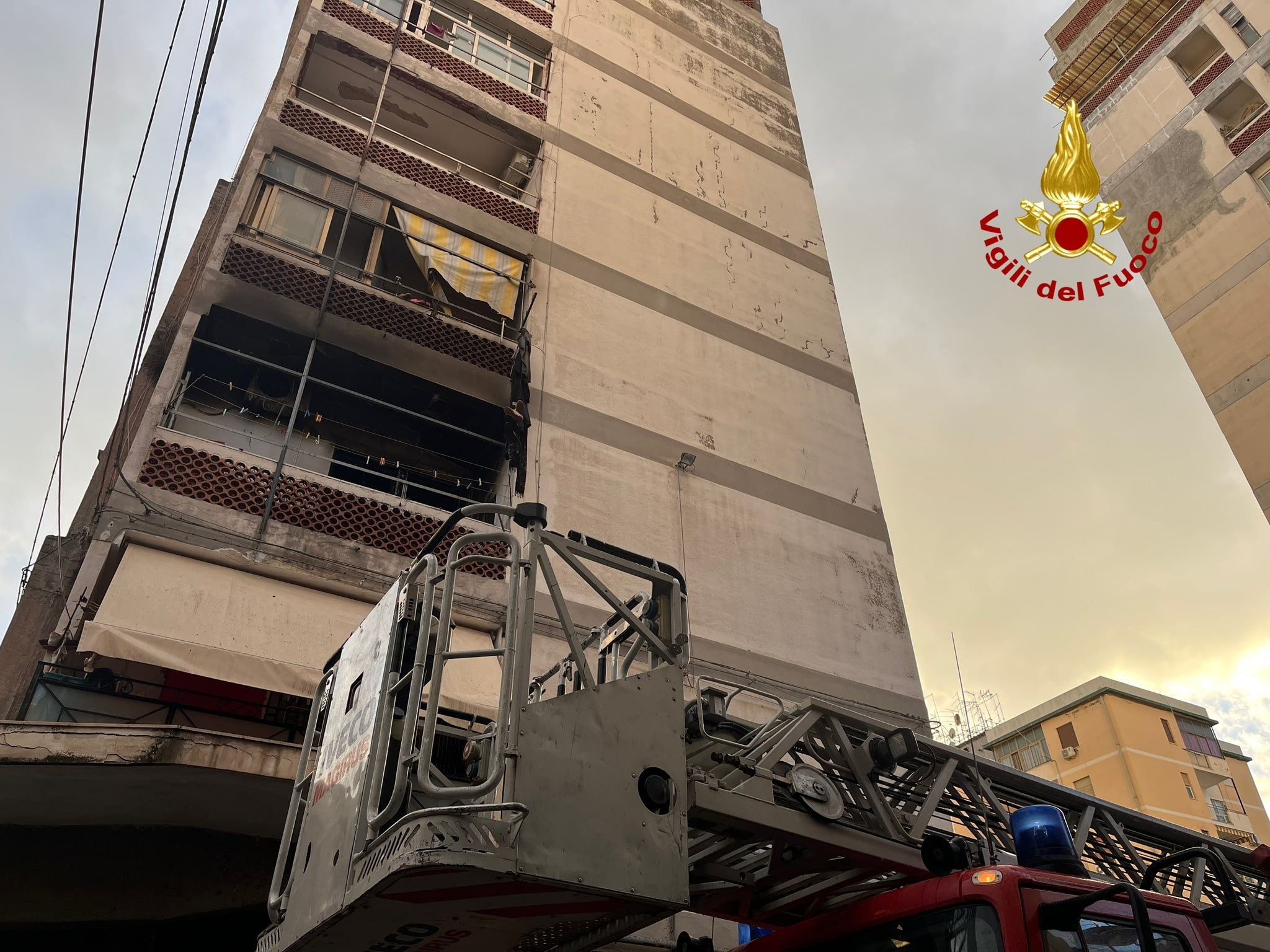 Incendio a Catania: 9 persone evacuate, tra loro anche un disabile in carrozzina – FOTO