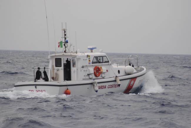 Disavventura in mare, resta bloccato con il motore in panne: l’operazione di salvataggio
