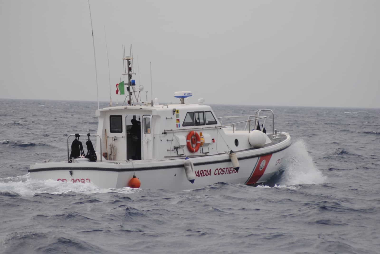 Disavventura in mare, resta bloccato con il motore in panne: l’operazione di salvataggio
