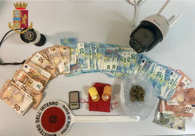 Butta la droga dal balcone per uscirne “pulita”: 25enne incastrata