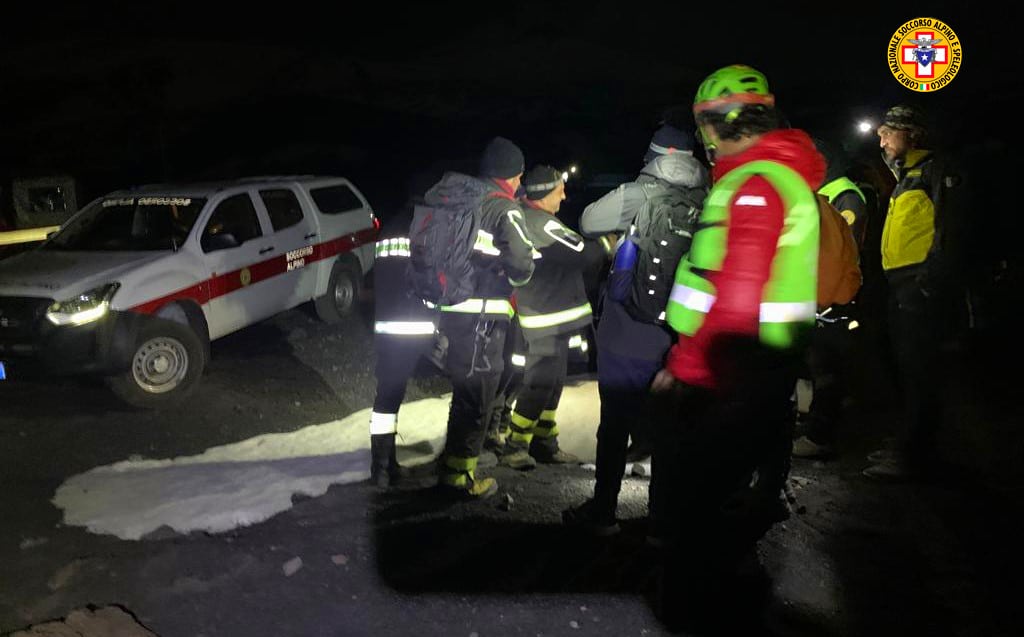 Perdono il sentiero sull’Etna e non riescono a tornare indietro: soccorsi due escursionisti infreddoliti