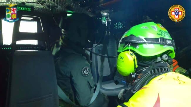 Turista precipita da un pendio a picco sul mare, complesso intervento per recuperarla – FOTO e VIDEO