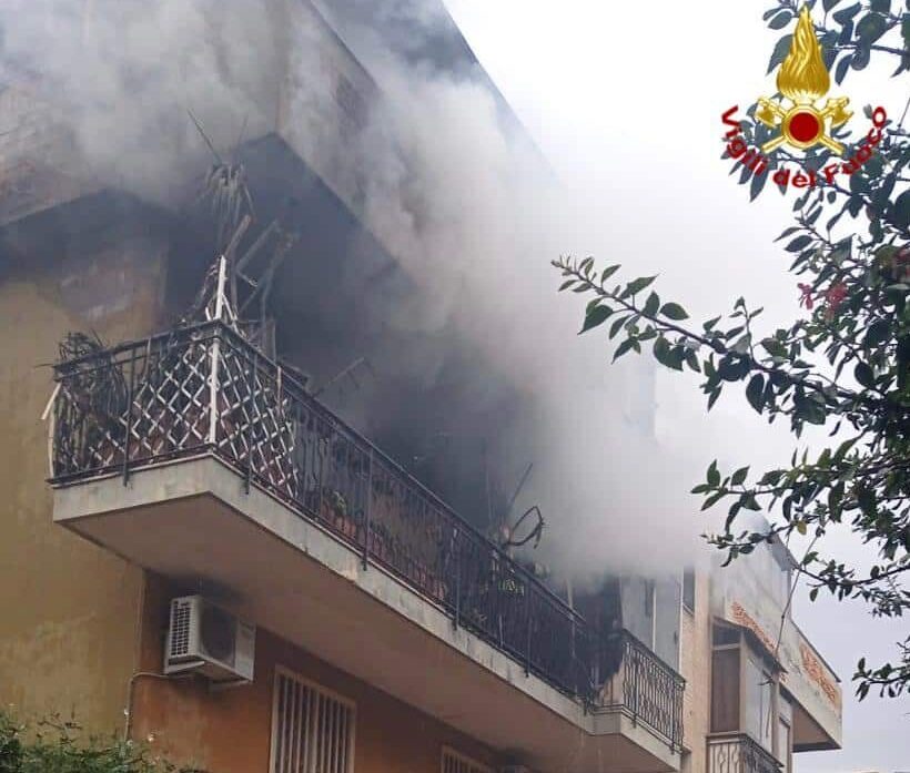 Violento incendio in un appartamento a Catania: trovato un morto carbonizzato – VIDEO