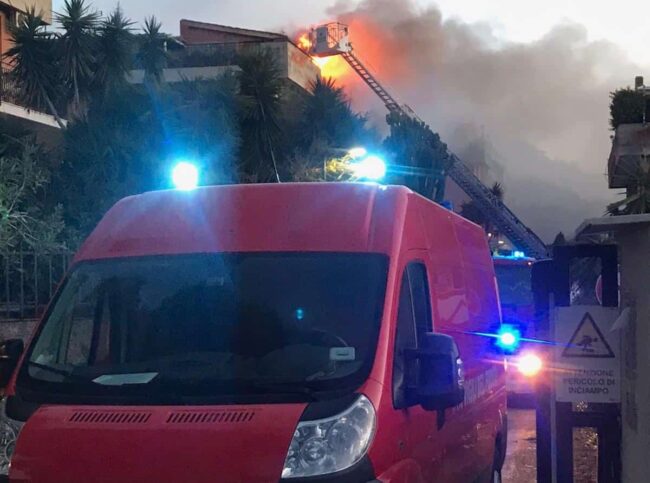 Vigili del fuoco ancora in azione nell’abitazione di viale Vasta a Catania