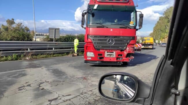 Tangenziale di Catania, mezzo pesante contro guardrail manda il traffico in tilt