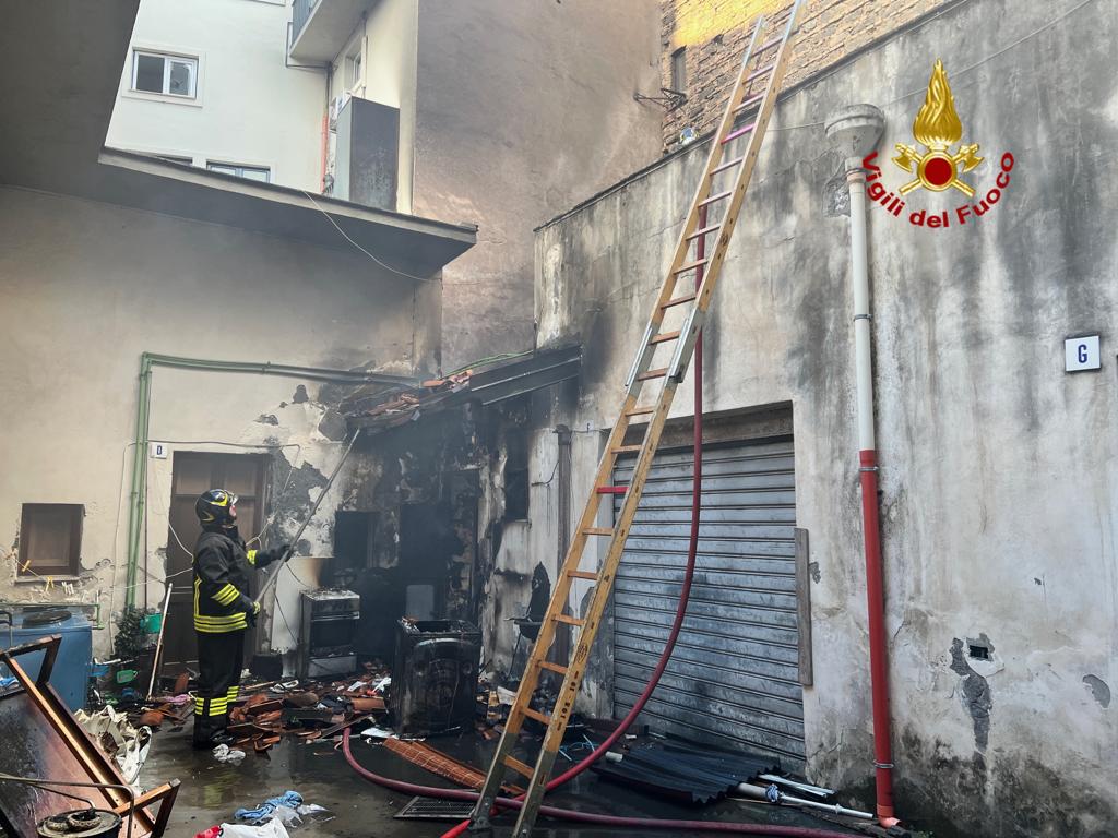 Catania, incendio in una abitazione di via del Gargano – FOTO e VIDEO