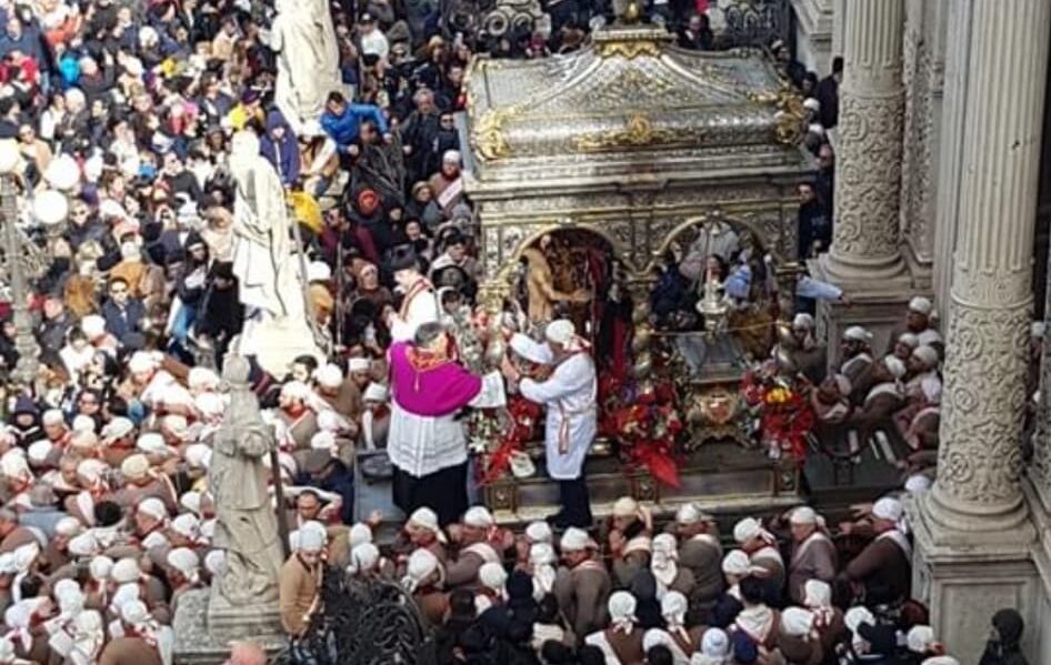 Il maltempo guasta la festa di San Sebastiano: il simulacro ritorna in Basilica