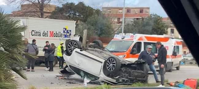 Grave incidente in via Oreto, un’auto si ribalta: diversi feriti