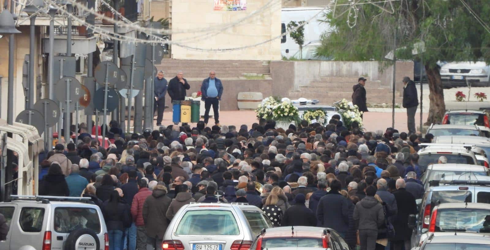 Folla ai funerali di Carla Interlandi, la 23enne morta nell’incidente sulla Catania-Gela – LE FOTO