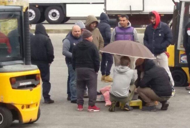 Giovane operaio travolto da oltre una tonnellata di cassette piene di zucchine