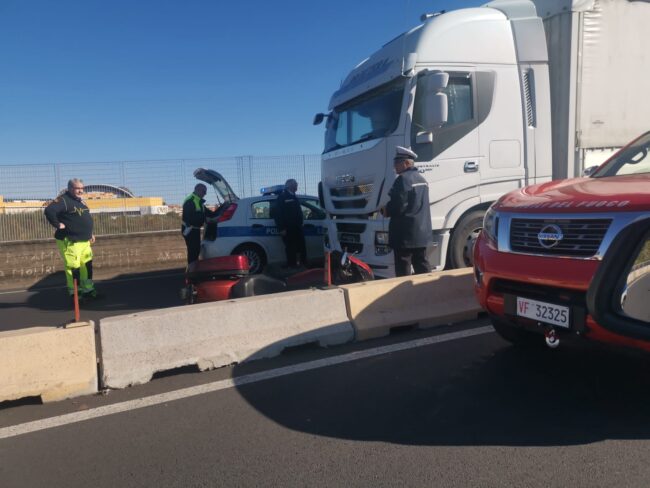 Incidente vicino al centro commerciale Katanè, moto finisce sotto un tir: traffico bloccato