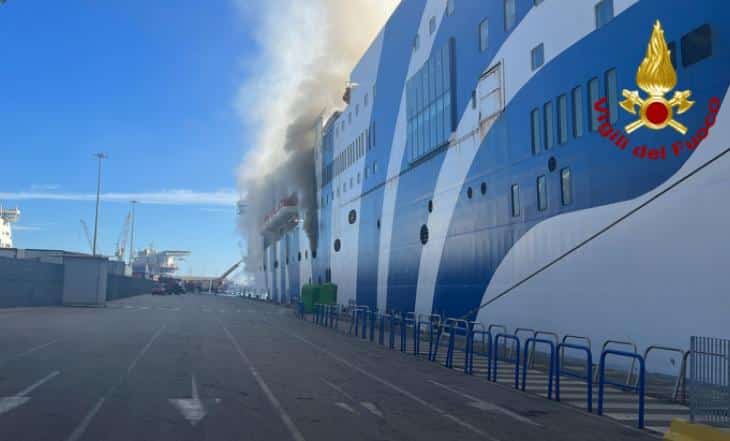 Brucia ancora la nave-traghetto “Superba”, inizia la conta dei danni