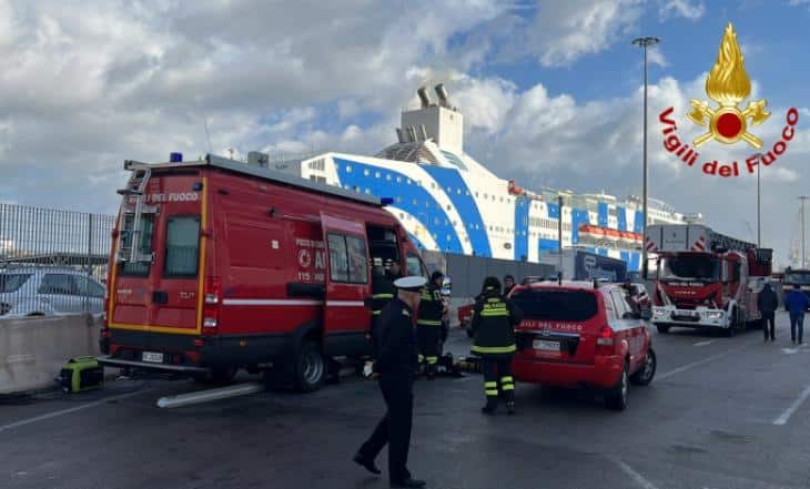 Incendio traghetto Palermo, squadre in aiuto da tutta la Sicilia – FOTO e VIDEO